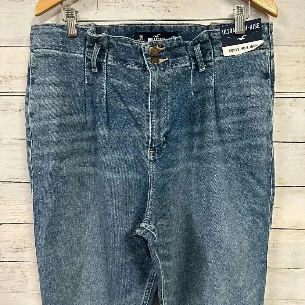 Hollister Curvy Ultra High-Rise Mom Jeans - Picture 5 of 5